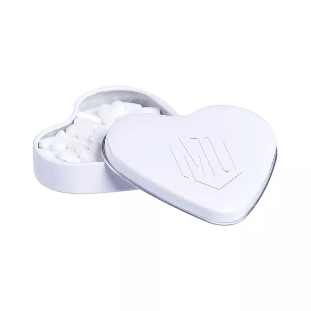 Hartenblikje met embossing en gevuld met pepermunt